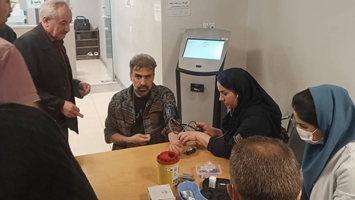 برگزاری پایگاه غربالگری قند خون و فشار خون در درمانگاه بیمارستان رازی