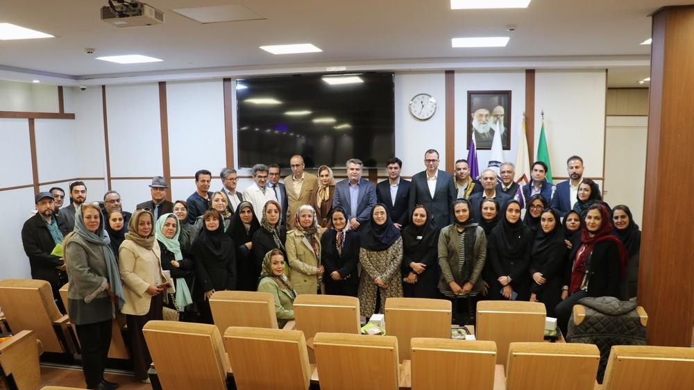 برگزاری نشست آشنایی با فرهنگ ملل و تکنیک‌های موثر در ارتقاء خدمات قابل ارائه به گردشگران سلامت در بیمارستان پوست رازی