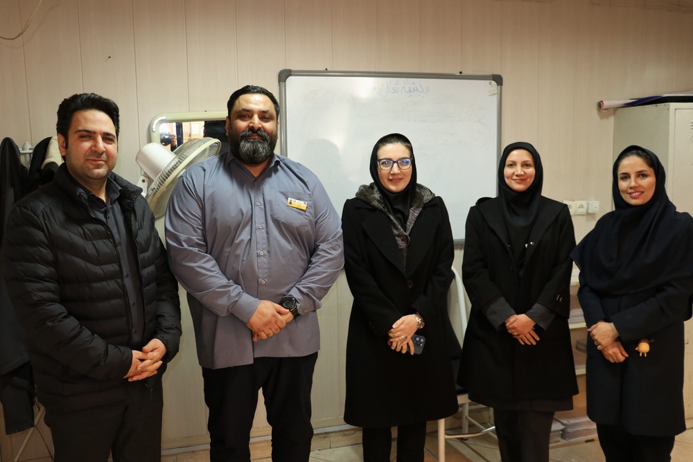 تقدیر از حسن کشاورز به عنوان همکار مهربان آذر ماه در بیمارستان پوست رازی