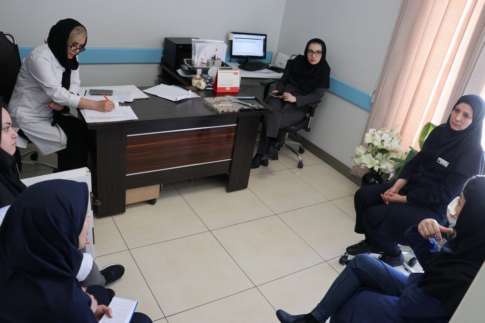 انجام بازدید مدیریتی ایمنی بیمار در واحد لیزر با حضور مدیر بیمارستان